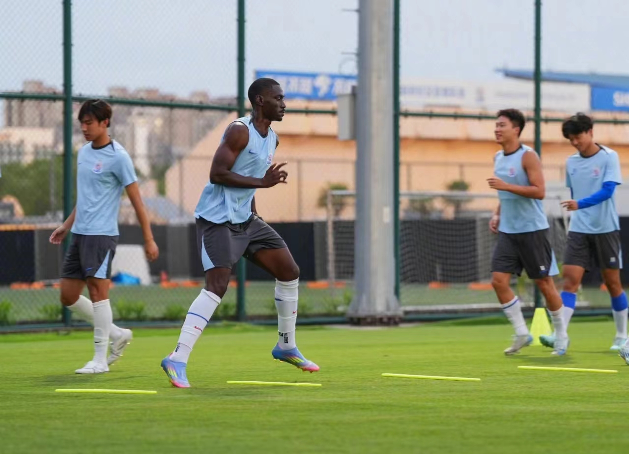 热身赛：阿苏埃半场头球双响，路易斯建功，申花7-3海牛